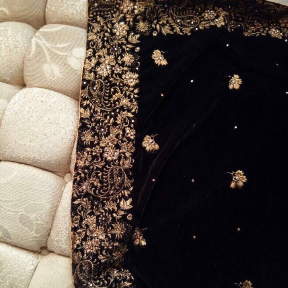 Velvet Embroidered shawls - Picture 1 of 8
